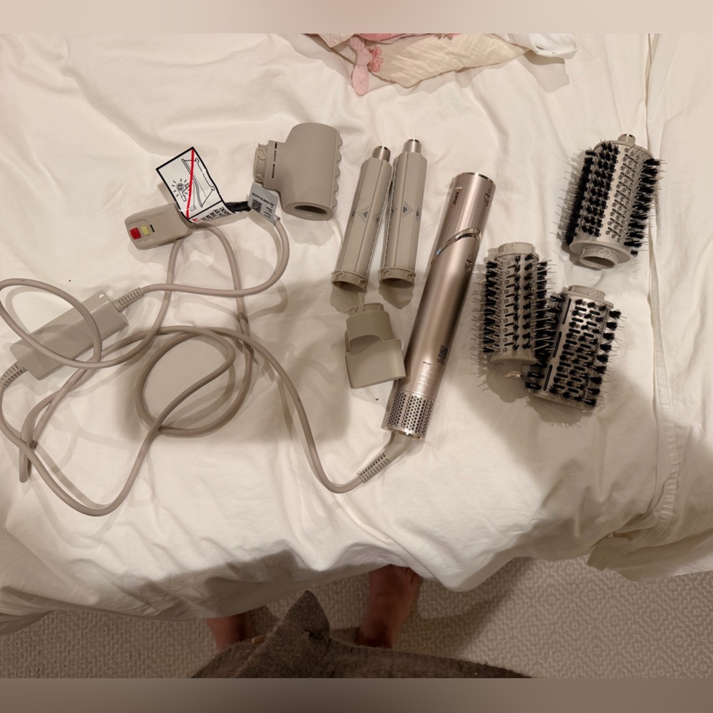 Gently Used Shark Flexstyle w smoothing attachment and smaller round brush
